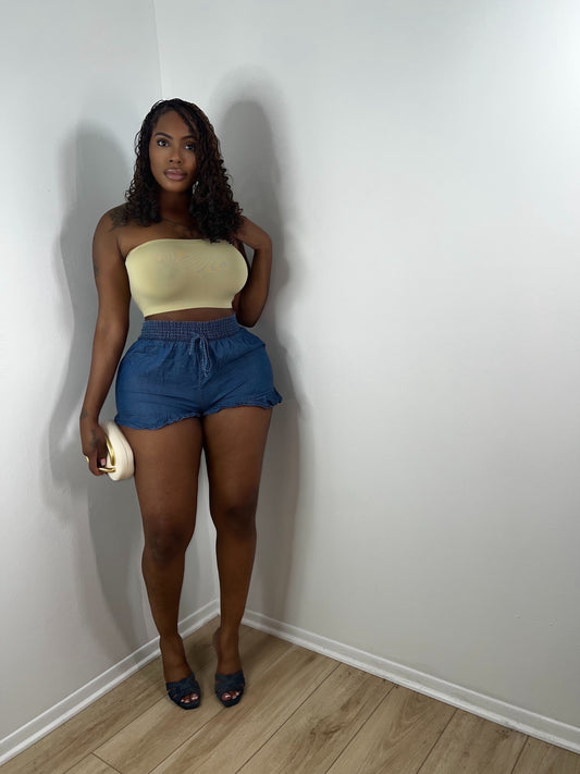 Ruffling feather denim shorts